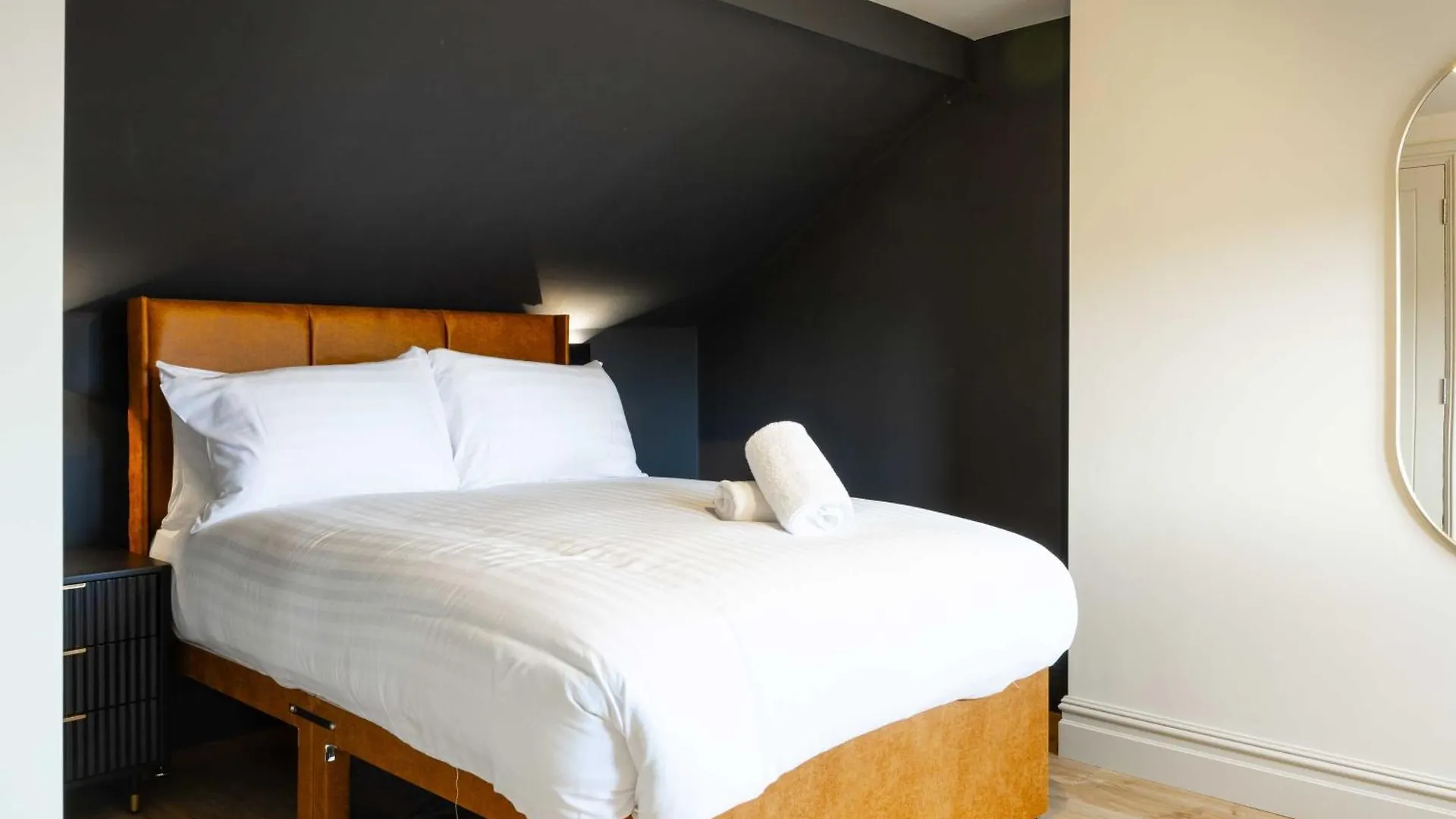The Black House - Air Host & Stay - 5 Bedrooms Liverpool 0*,  Storbritannien