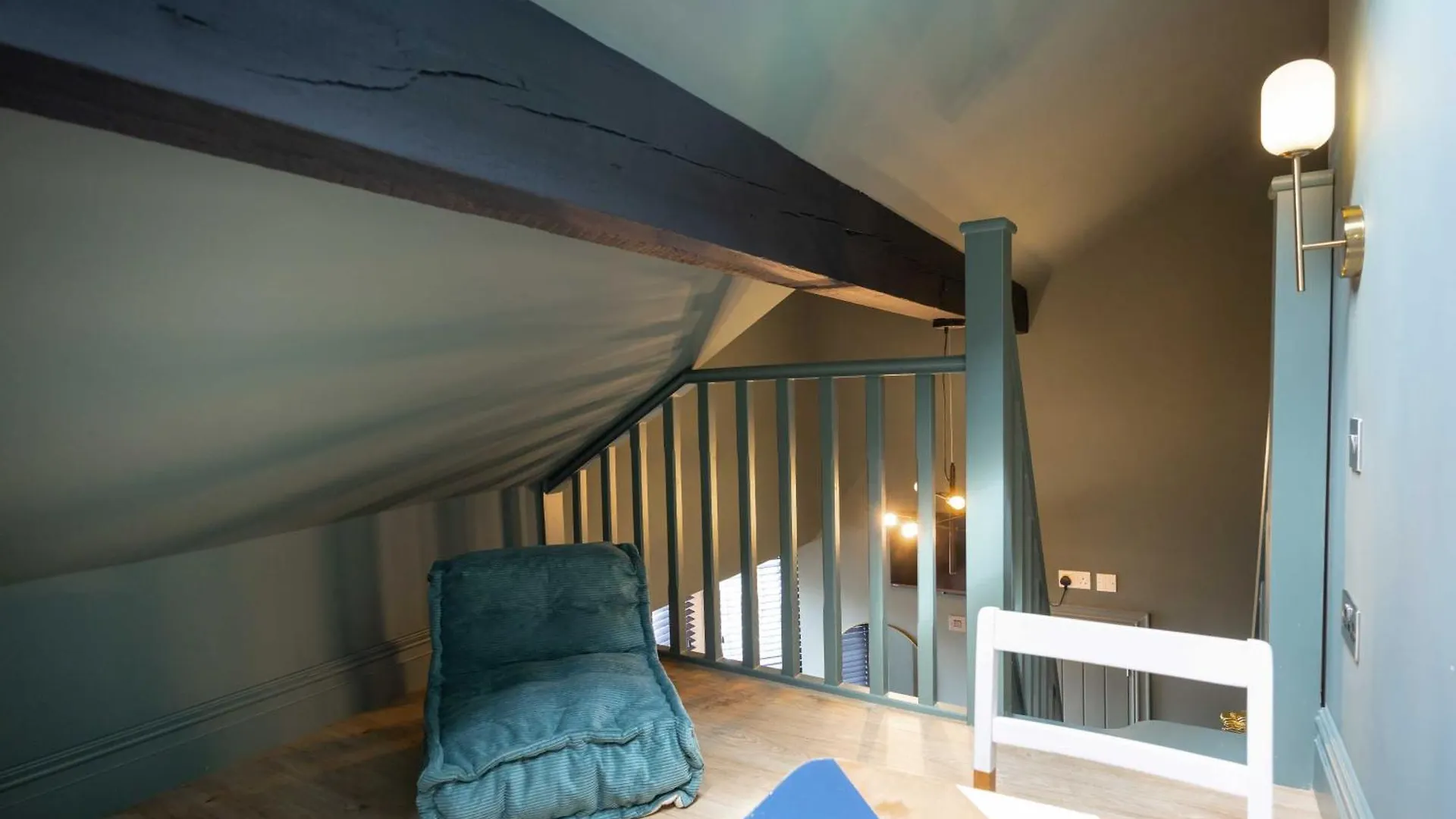 The Black House - Air Host & Stay - 5 Bedrooms Liverpool 0*,  Storbritannien