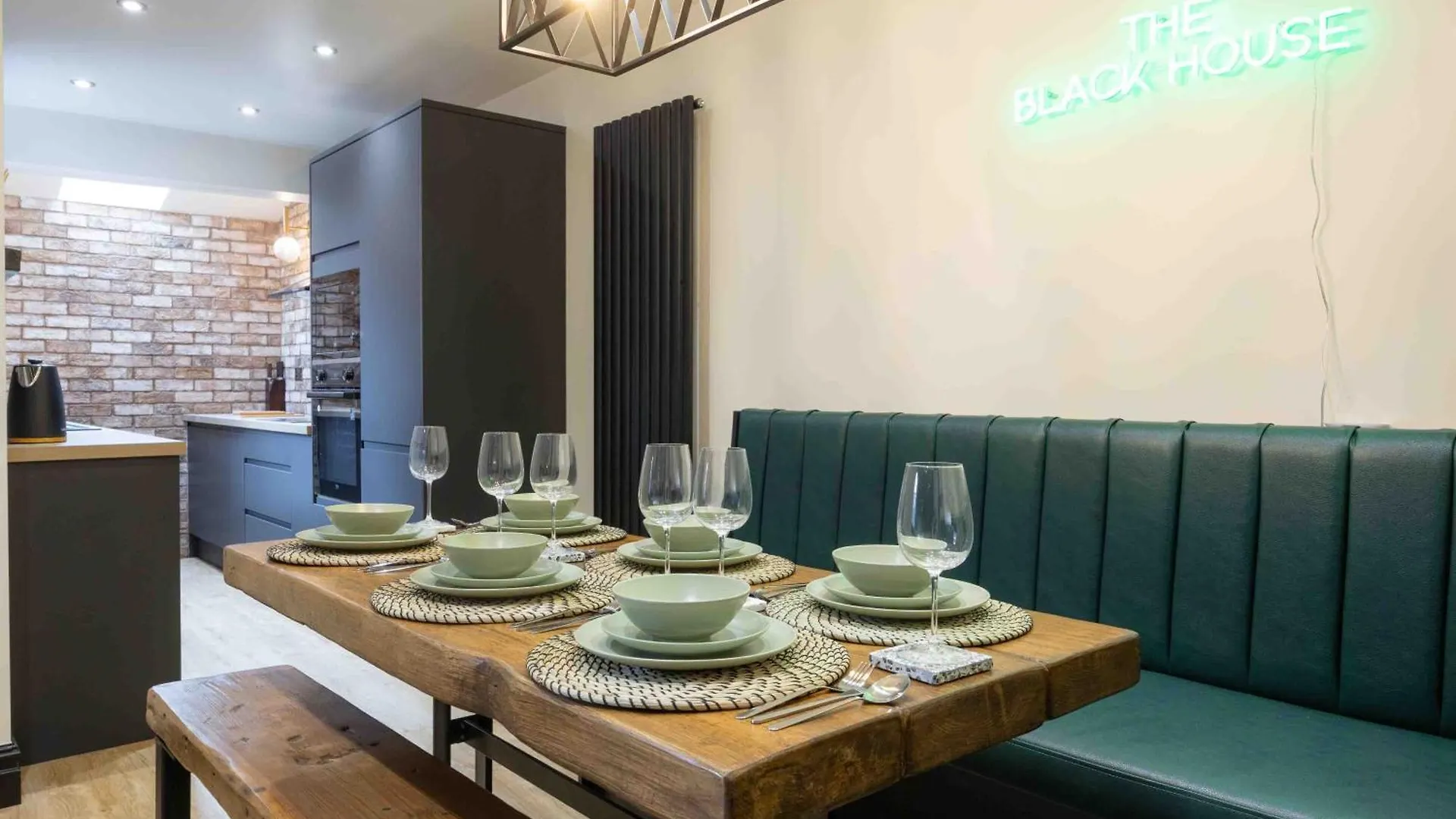 The Black House - Air Host & Stay - 5 Bedrooms Liverpool Feriehus